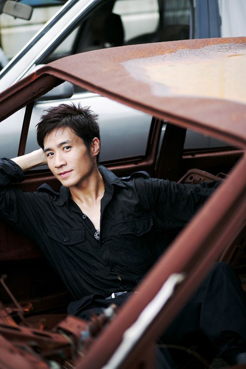 成功跻身娱乐圈——深圳先生黄鹤的奋斗历程[从草根到明星的蜕变]