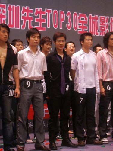 成功跻身娱乐圈——深圳先生黄鹤的奋斗历程[从草根到明星的蜕变]