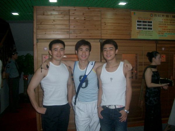 成功跻身娱乐圈——深圳先生黄鹤的奋斗历程[从草根到明星的蜕变]