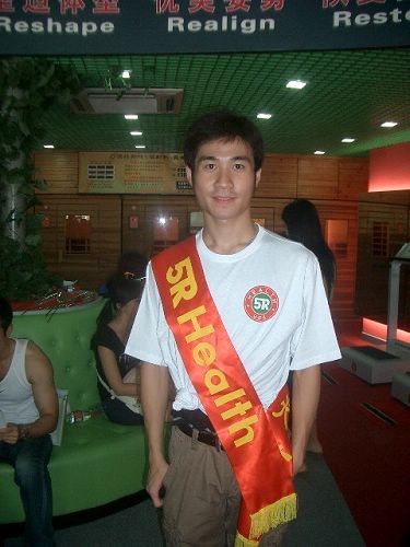 成功跻身娱乐圈——深圳先生黄鹤的奋斗历程[从草根到明星的蜕变]