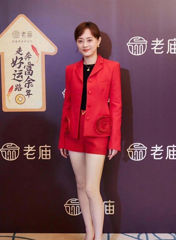 孙俪肤白貌美大长腿，红色高跟鞋搭配全身红，太美了！