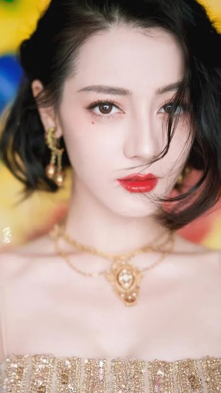 毓秀的财富自由之路：明星富豪的生前身后事：家族信托基金的设计策略 
 
1. 家族信托架构：资产隔离防离婚债务，如某女星信托月给母7万
 
2. 隐私保护设计：离岸公司隐藏持股信息，某科技巨头用此避追踪
 
3. 税务筹划策略：慈善基金抵40%企业所得税，后代还能收管理费
 
4. 代际分层机制：设定子孙每月5万生活费，创业婚育额外奖励
 
5. 企业控制权设计：A/B股架构稳握董事会，某企业家持...