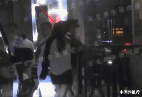 秦岚深夜与好友酒吧聚会，跳脱活泼与往日不同