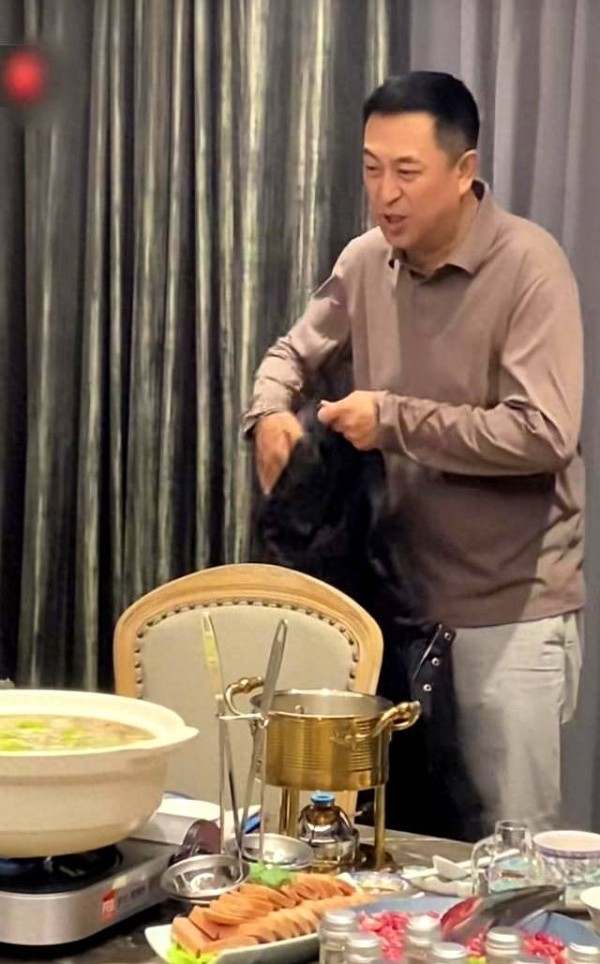 55岁张嘉译和好友聚会，57岁翁虹状态年轻 显情商，71岁林威也在