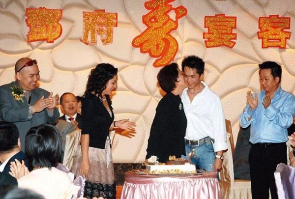 洪金梅出殡后四子女罕有公开合照，邓兆尊避谈出售故居直言不爱钱