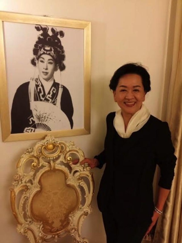 洪金梅出殡后四子女罕有公开合照，邓兆尊避谈出售故居直言不爱钱