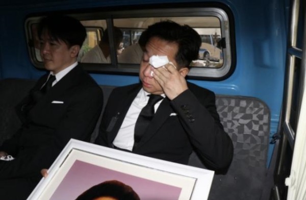 洪金梅出殡后四子女罕有公开合照，邓兆尊避谈出售故居直言不爱钱