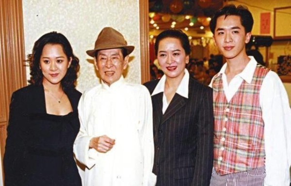 洪金梅出殡后四子女罕有公开合照，邓兆尊避谈出售故居直言不爱钱