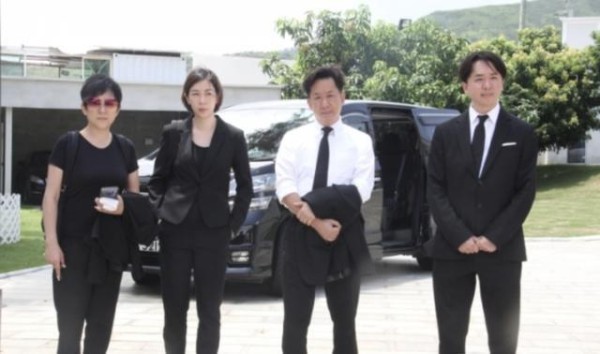 洪金梅出殡后四子女罕有公开合照，邓兆尊避谈出售故居直言不爱钱