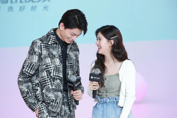 王鹤棣赵露思台下互动惹争议：CP营销还是真情流露？