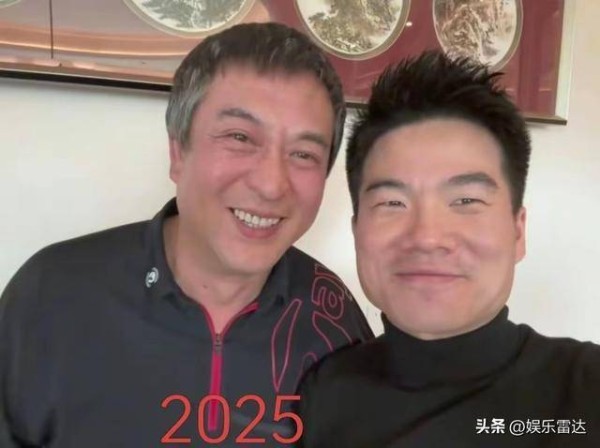 张嘉译携妻回西安过年被偶遇，剪头发、会老友，满头白发显憔悴