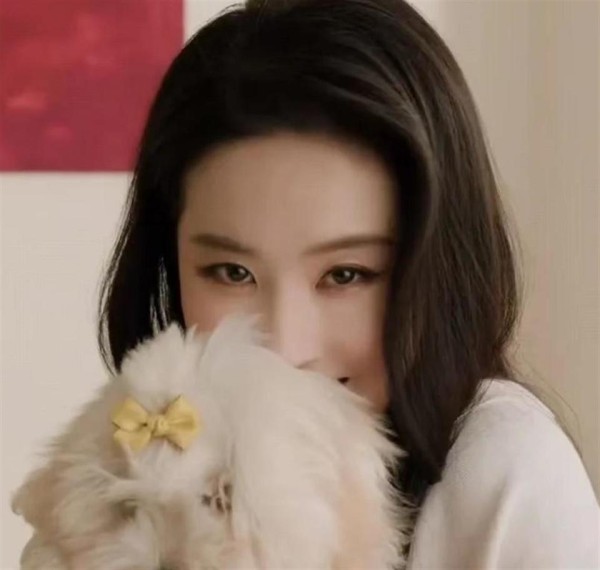 刘亦菲晒拜年照：红衣黑裤好喜庆，素颜出镜气色佳！