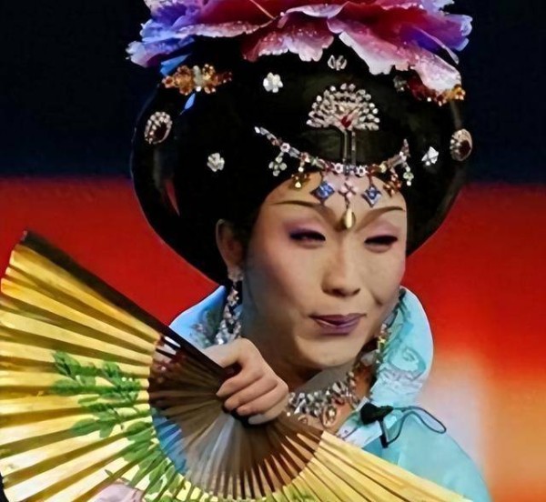 李玉刚47岁一夜重回现实，为荒唐举动付出沉重代价