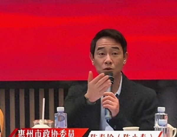 58岁山鸡哥改名参政回惠州，网友玩梗他提文旅真干货，明星当政协委员能否落地？
