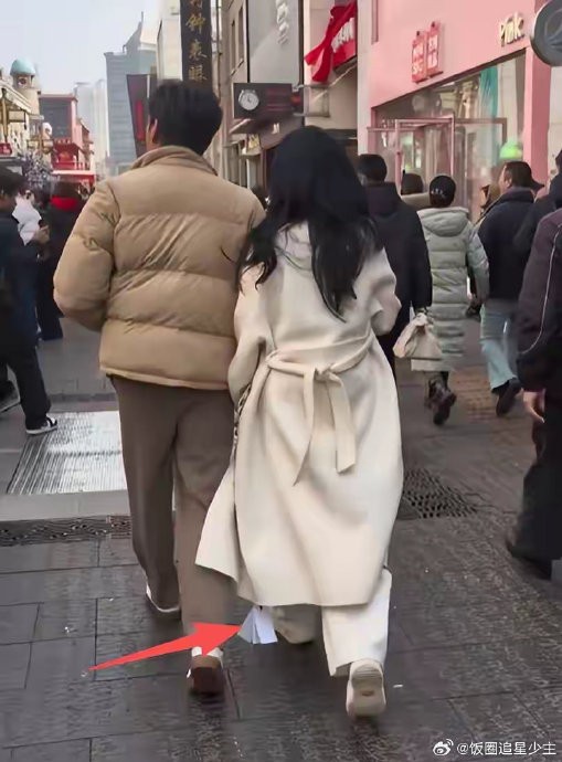 伊能静大衣吊牌没剪的事件为何会引发网友广泛共鸣？