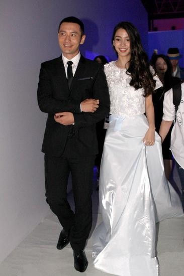 黄晓明与angelababy挽手参加张帅“时光之眼”大秀