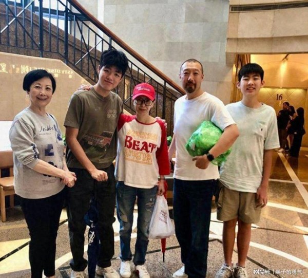 香港乐坛天后儿子近照公开，完美继承父母基因，都可以出道当明星