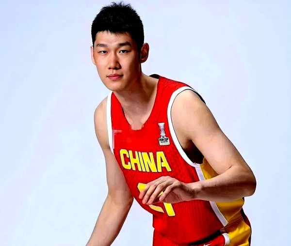 男篮12人阵容公布，锋线调整明显，内线实力提升迎战劲敌