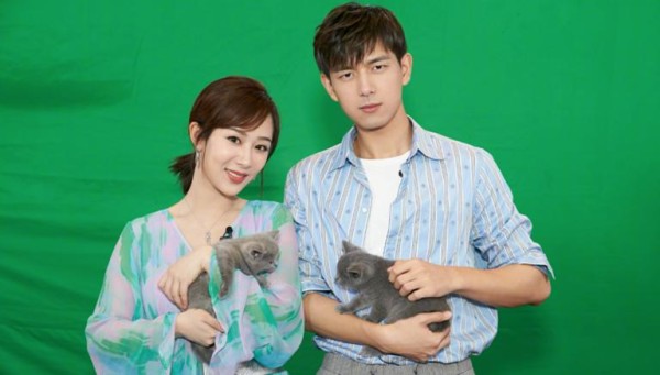 在《国色芳华》片场亲密拍照，李现为杨紫摄影，两人默契十足！