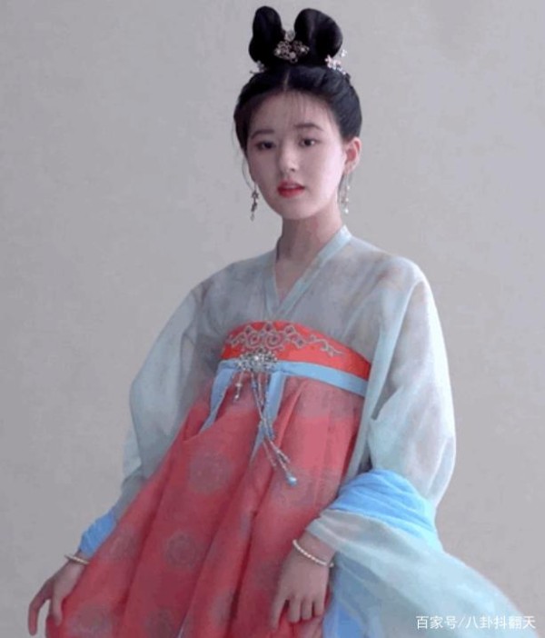 赵露思杨洋古装路透流出，当两人同框站一起，原谅我没想看的欲望