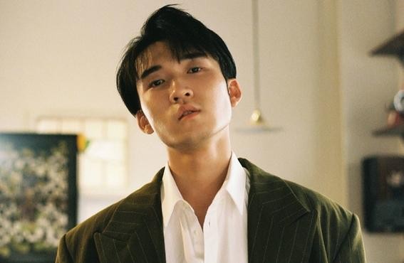 长相普通却资源逆天，梅婷、闫妮护航，大咖甘当配角，他啥来头？