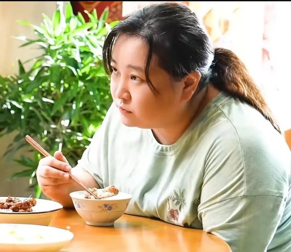 成功的背后：贾玲揭秘娱乐圈的物质与精神博弈，你所不知道的艰辛