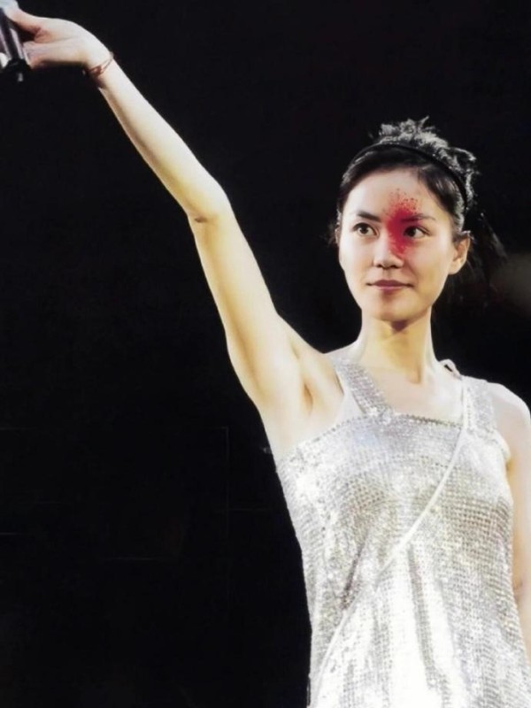 王菲30年御用化妆师Zing，凭什么从幕后站上热搜C位？