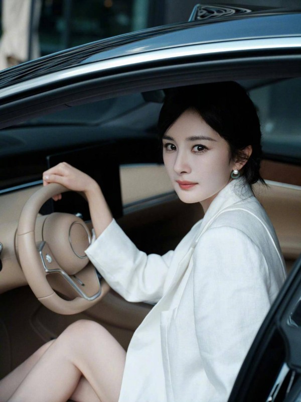 杨幂开车照引热议：明星日常为何总成流量爆款？