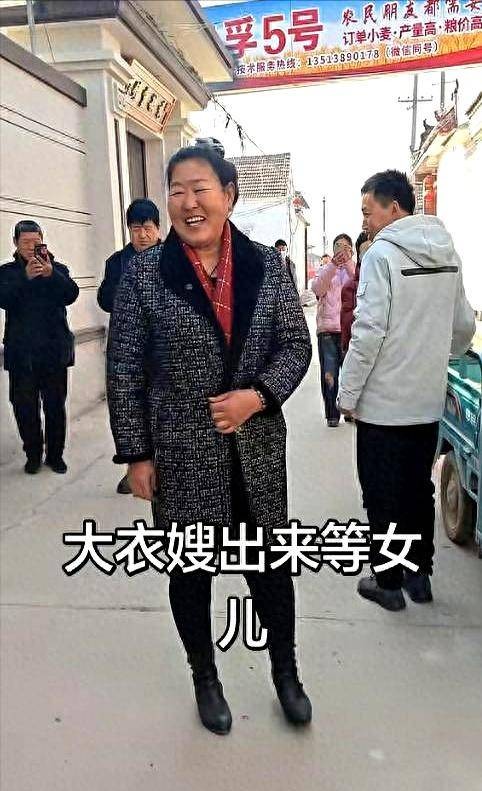 女婿回家过年！带丰厚礼物，遭粉丝围堵，女儿一句话果断回应