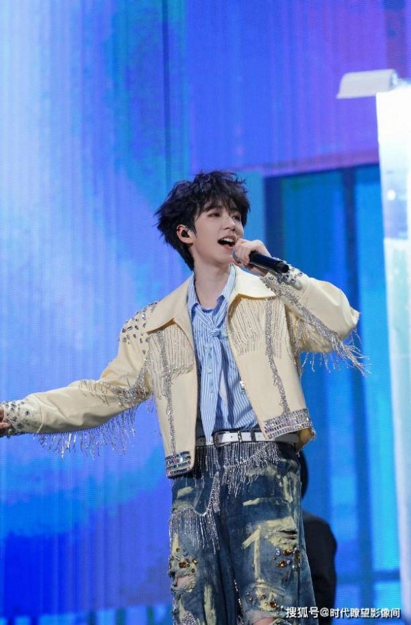 贺峻霖炸出内娱学术天花板！保研中传创两项纪录，流量换学历？