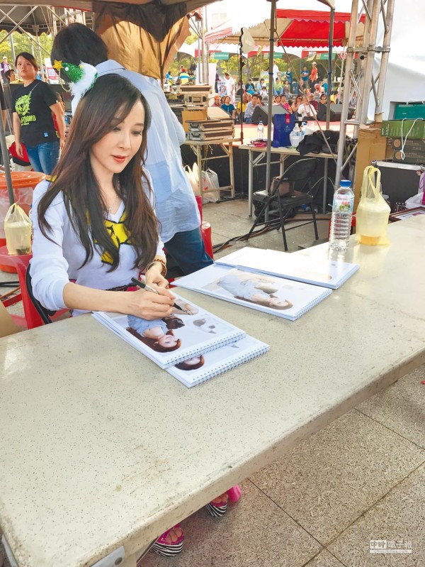 蕭薔連續20年自掏腰包推公益月曆義賣。圖為蕭薔為義賣月曆簽名。（本報系資料照片）