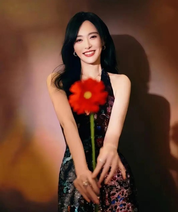 明星竟低调资助10年！唐嫣默默助学藏族女孩，如今她怎么样了