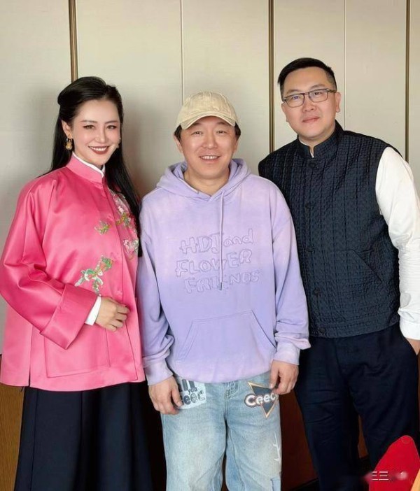 黄渤结婚18年，老婆小欧越来越好看了，皮肤特别嫩不输明星