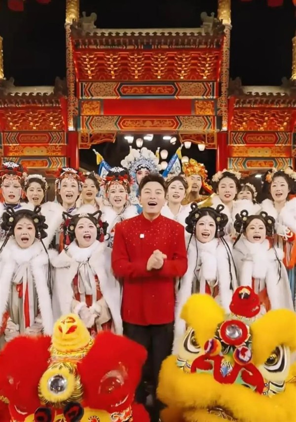 贾乃亮除夕夜晒和女儿甜馨以及家人吃年夜饭合影，一家人幸福满满