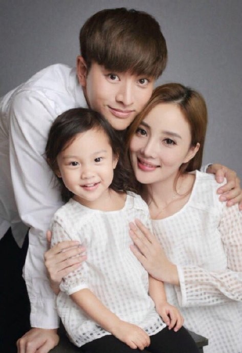 贾乃亮和李小璐离婚后，是如何共同抚养女儿甜馨的？