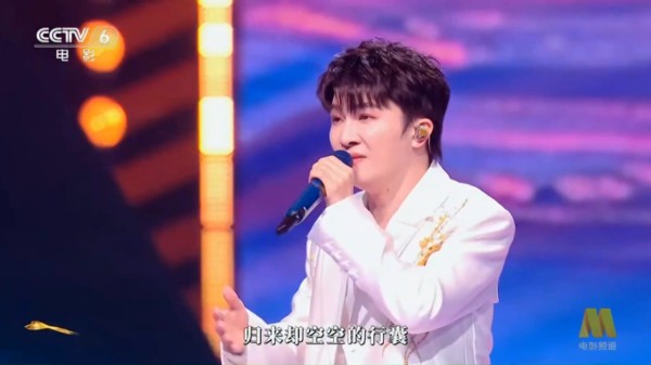 周深大湾区演唱《故乡的云》，一众明星假唱情况下，堪称洗耳朵！