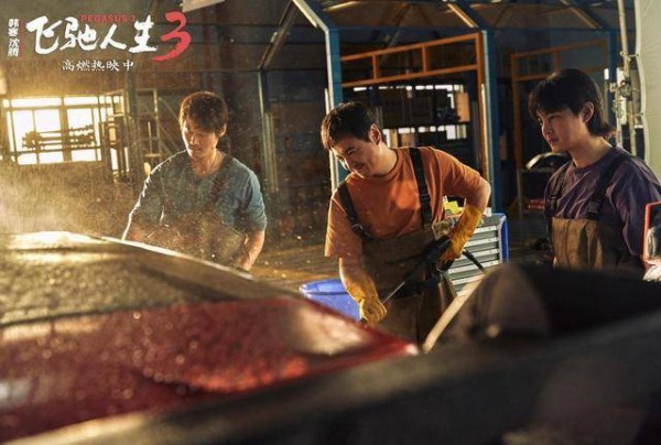 《镖人》逆跌，票房冲15亿，我感慨：吴京给武侠片趟出了一条路