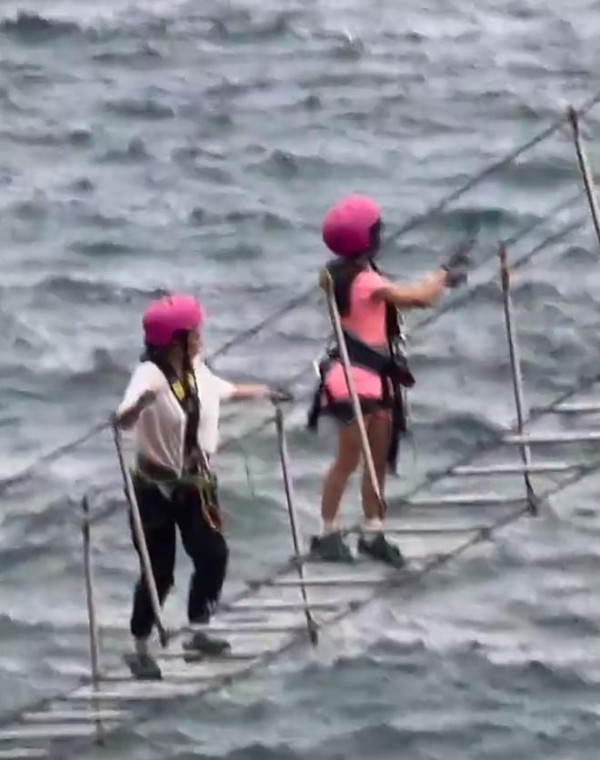 章子怡带女儿玩飞拉达，10岁醒醒胆子好大，悬空行走一点都不怕