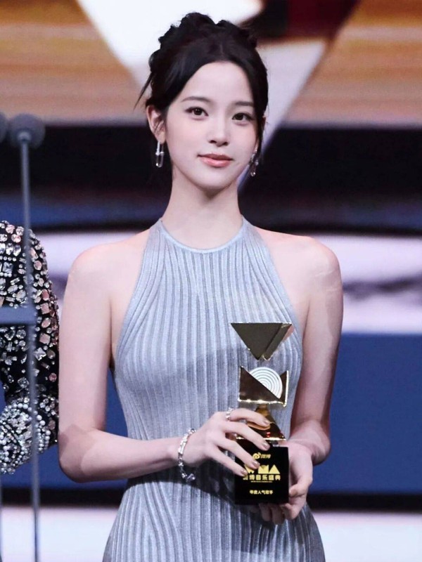 欧阳娜娜大方得体 拿捏大奖