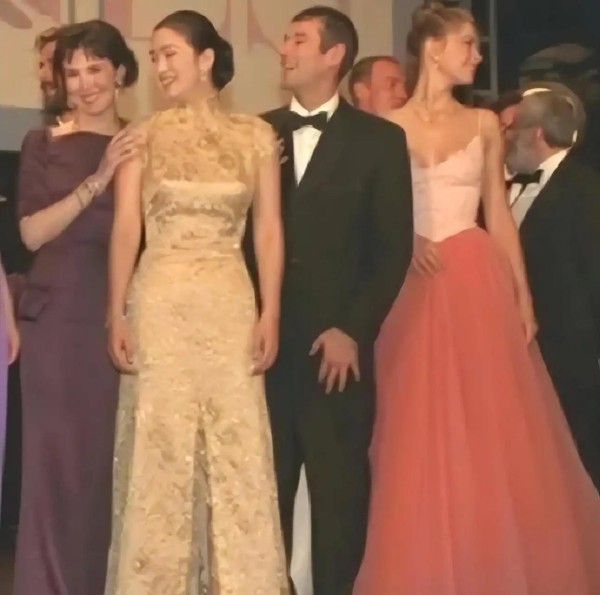 巩俐阿佳妮：从情敌到挚友，她们如何用20年打破娱乐圈‘塑料姐妹’魔咒？