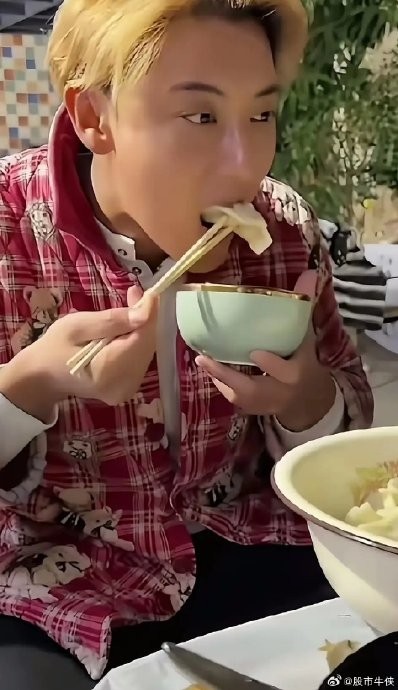 网友对黄子韬穿花袄事件的评价，主要分为哪几种观点？