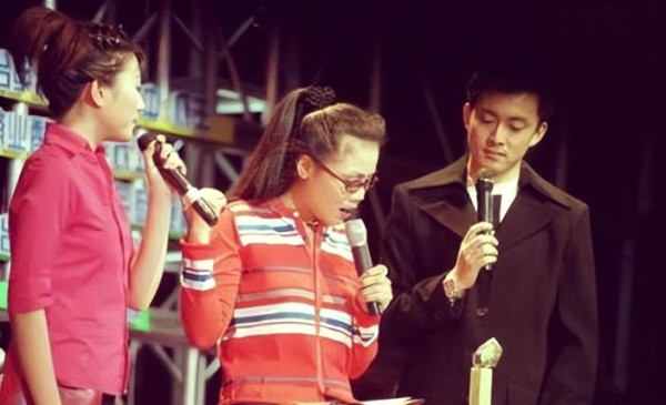 田震与那英争奖风波：荣耀与代价的背后