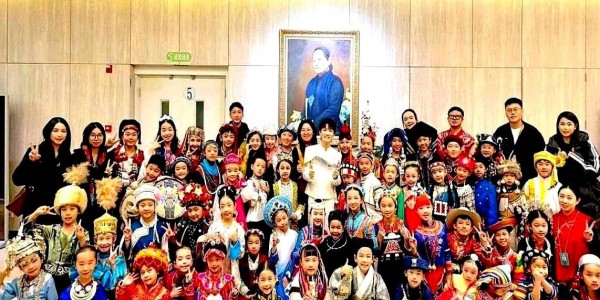 演出结束后，周深突然回到后台，掏红包逐个递给小演员，带队老师都惊讶了，网友：他总在镜头外默默奉献，但每次细节都令人温暖