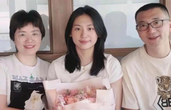 陈熠全家合影走红：家风气质与潜力少女的真实成长故事