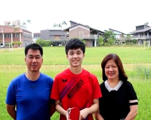 林昀儒与家人及哥哥的温暖合影，幸福的一家四口，父母均为教育工作者