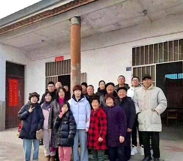 蒯曼春节回家晒全家福照，无意揭示真实生活！富二代表说不攻自破