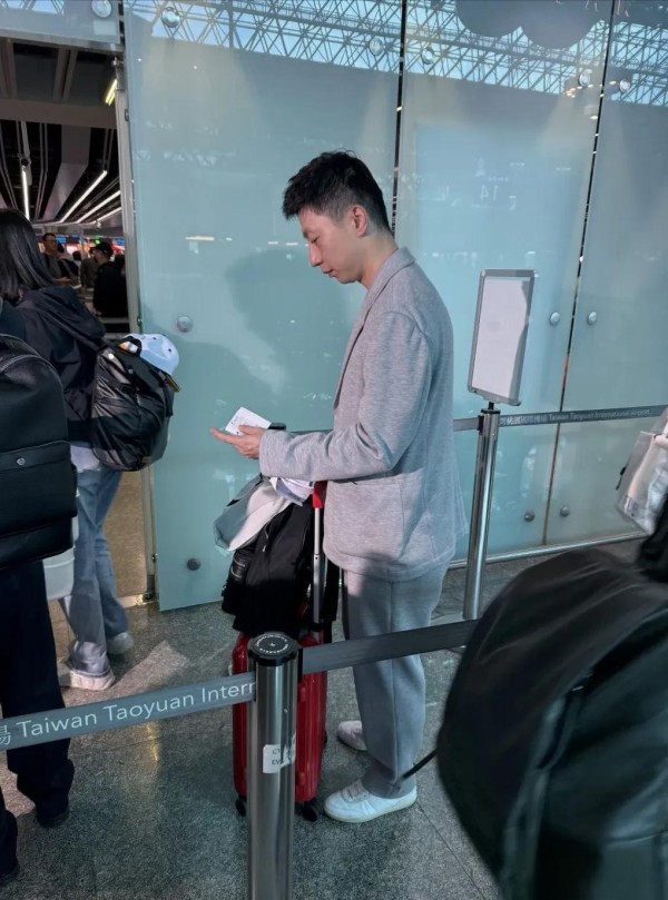 马龙一家七口机场亲民照刷屏！奥运冠军亲自搬行李，反差萌为何更动人？