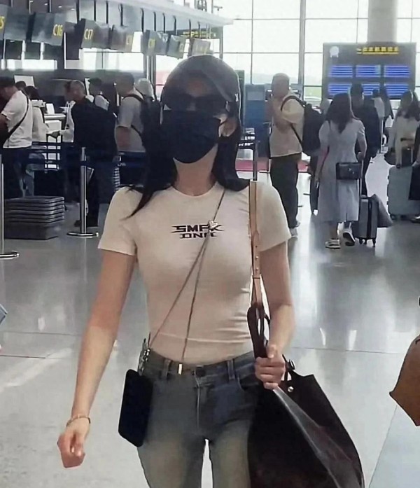张天爱机场照曝光！牛仔裤腿细如竹竿；S型身材，引全网暴击