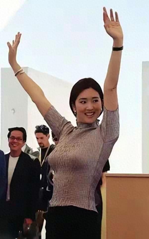 有种“原始美”叫巩俐的身材！