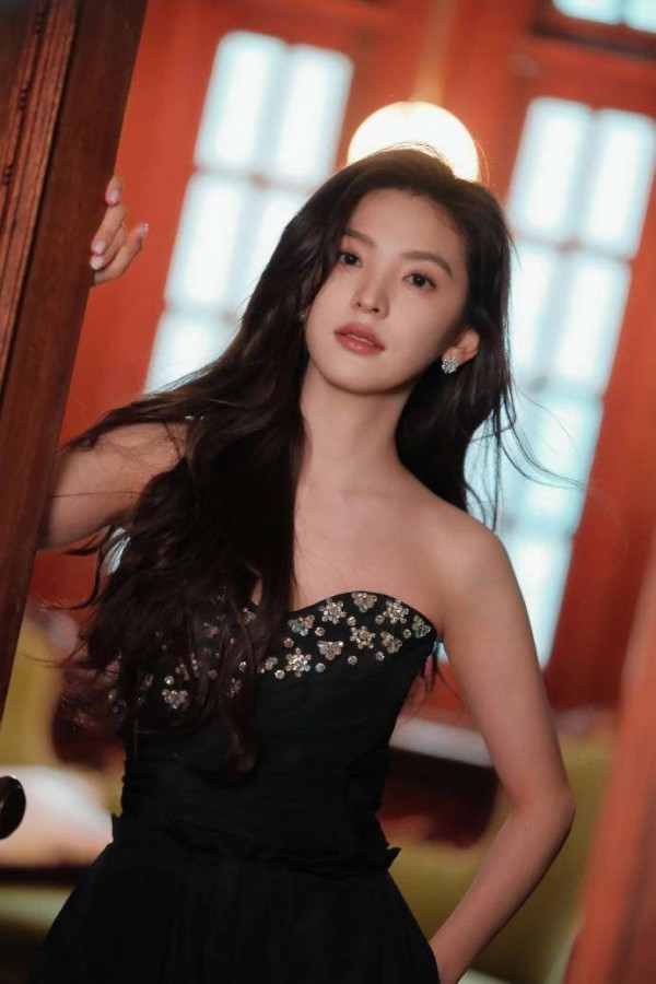 章若楠红毯摔两次！10斤蕾丝裙成绊脚石，网友：比拎白菜还狼狈